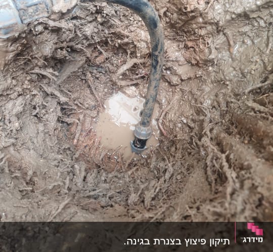 צינור מים עם חיבור במצב בור בוצי